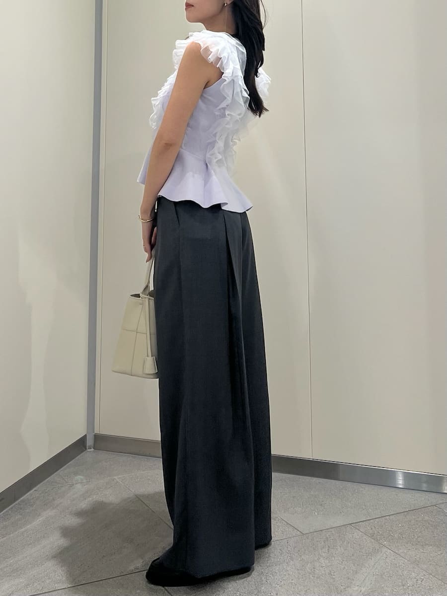 ホワイト系のハンドバッグ、グレー系のその他パンツ、パープル系のニット/セーターを着用したレディースの夏コーディネートの2枚目の写真
