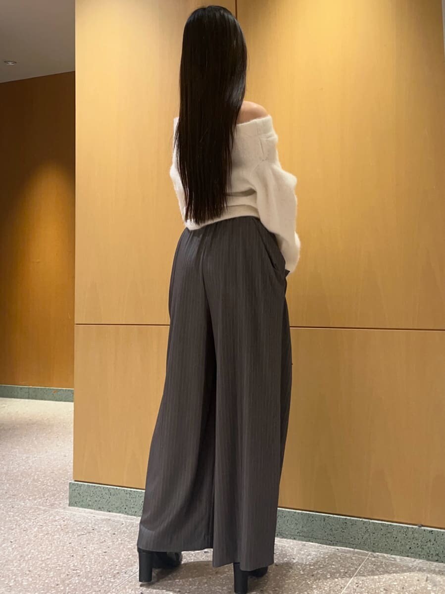 ブラック系のブーツ、グレー系のニット/セーター、グレー系のその他パンツを着用したレディースの秋コーディネートの5枚目の写真