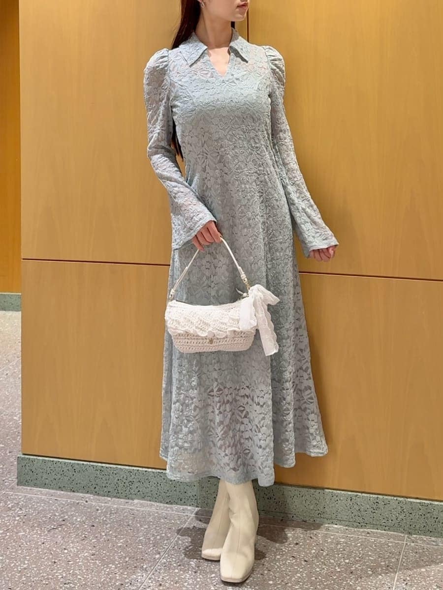 ホワイト系のブルゾン、グリーン系のワンピースを着用したレディースの冬コーディネートの3枚目の写真