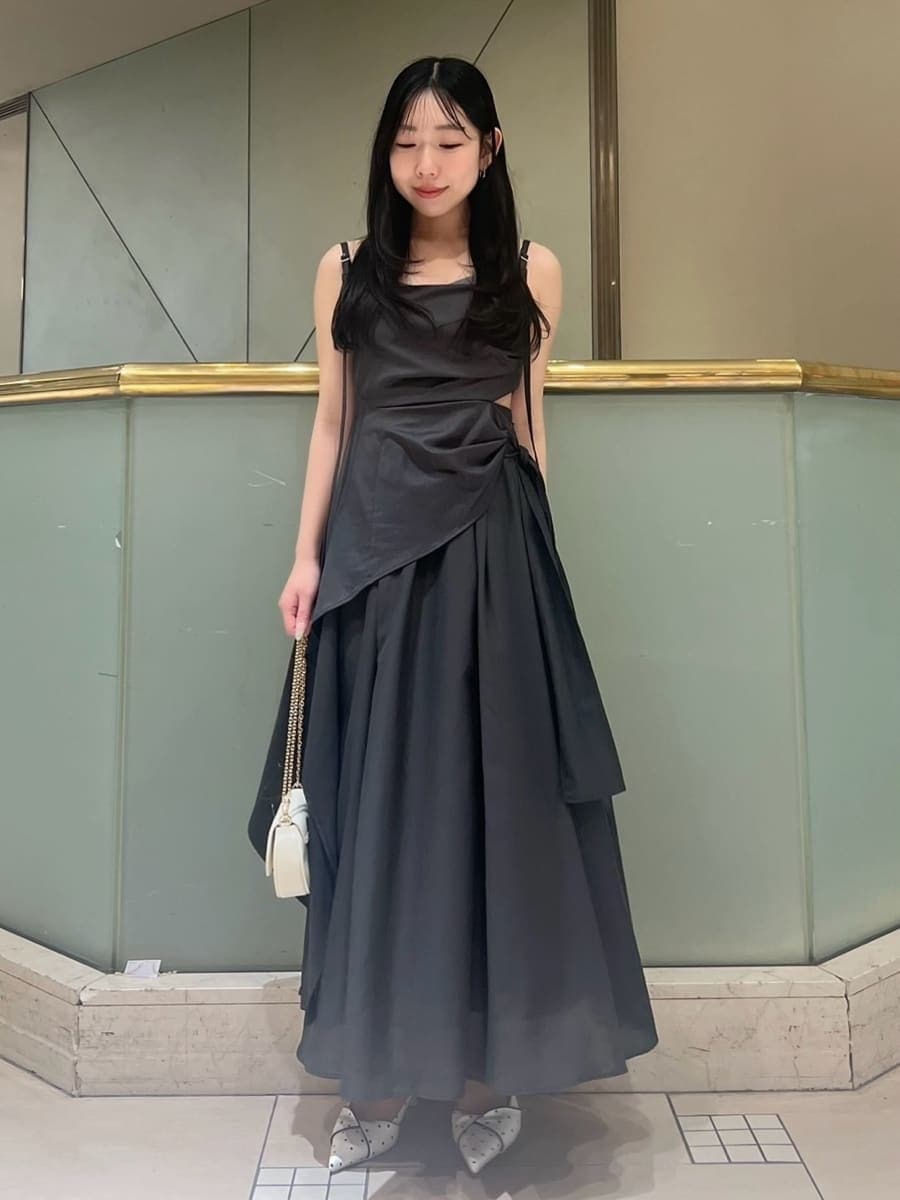 グレー系のワンピース、ホワイト系のパーカー、その他のパンプスを着用したレディースの春コーディネートの2枚目の写真