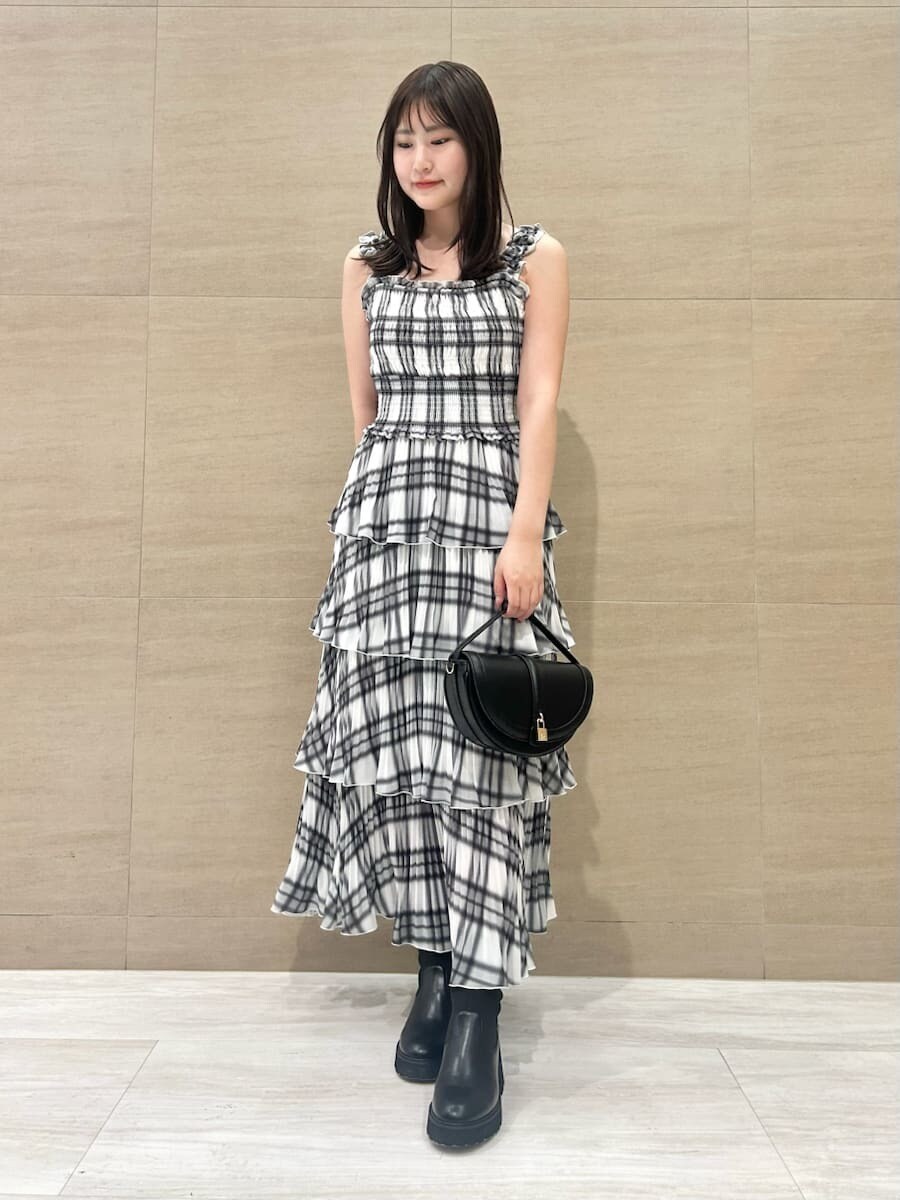 その他のワンピース、ブラック系のブルゾン、ブラック系のハンドバッグを着用したレディースの秋コーディネートの5枚目の写真