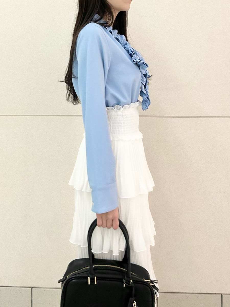 ブラック系のブーツ、ブルー系のシャツ/ブラウス、ホワイト系のスカートを着用したレディースの冬コーディネートの6枚目の写真