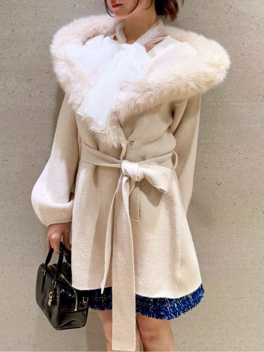 ホワイト系のその他アウター、ブルー系のその他アウター、ホワイト系のニット/セーターを着用したレディースの秋コーディネートの4枚目の写真