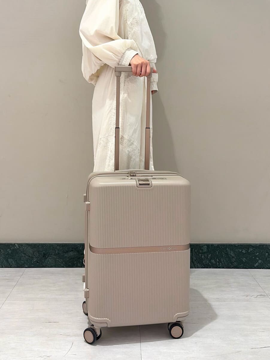 ホワイト系のブルゾン、ホワイト系のその他パンツ、シルバー系のスニーカーを着用したレディースの春コーディネートの4枚目の写真