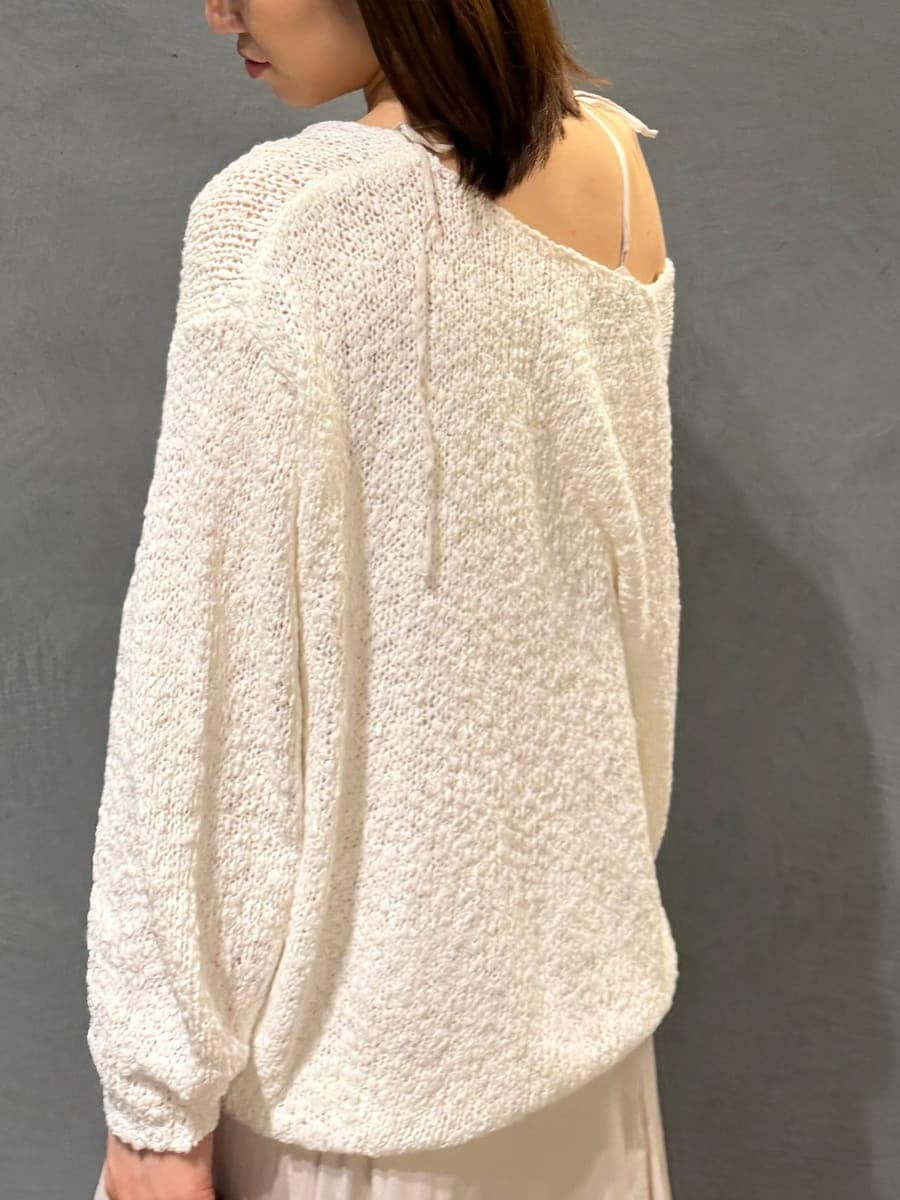 ホワイト系のワンピース、イエロー系のボストンバッグを着用したレディースの冬コーディネートの8枚目の写真