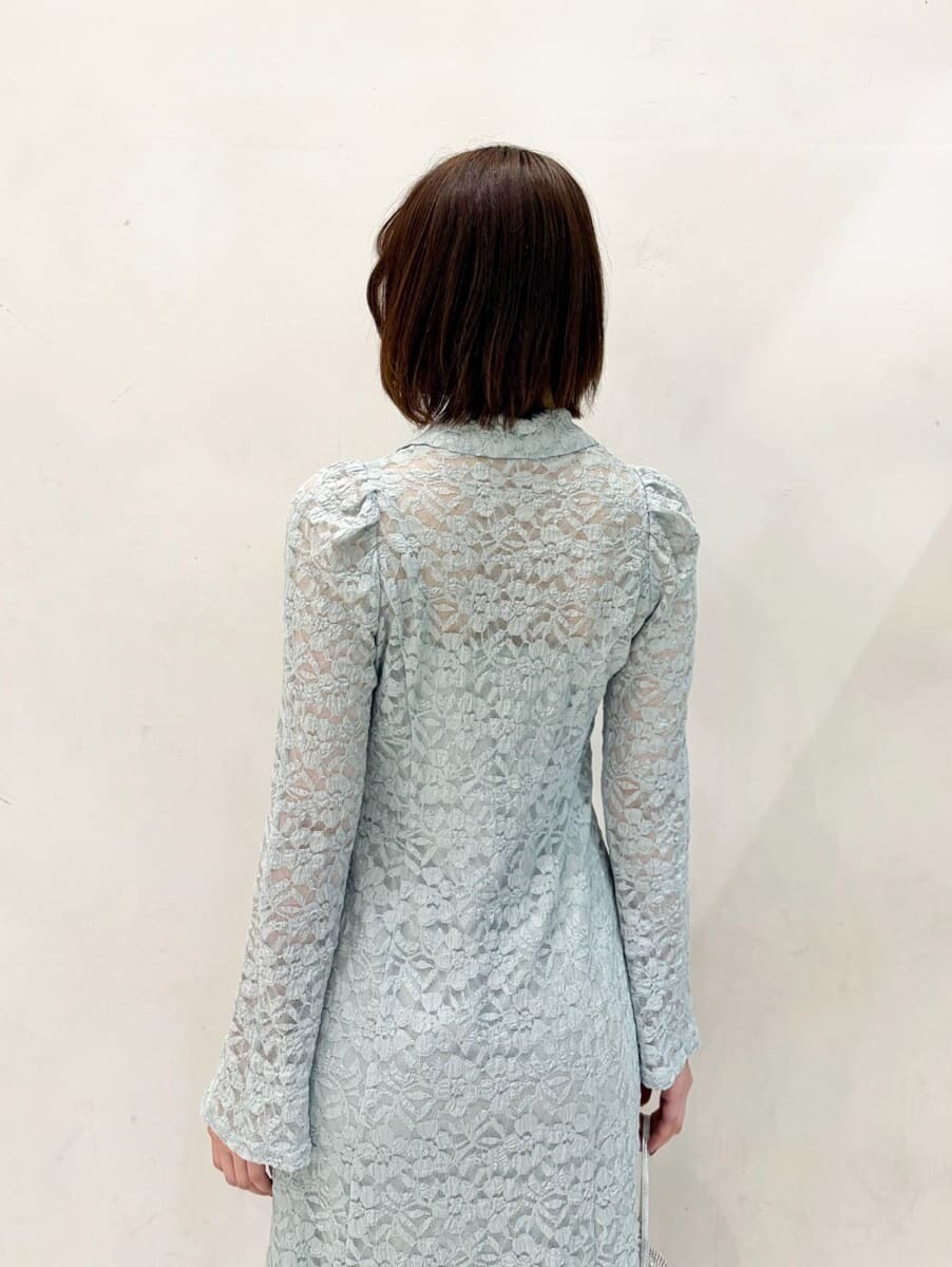 グリーン系のワンピースを着用したレディースの冬コーディネートの7枚目の写真