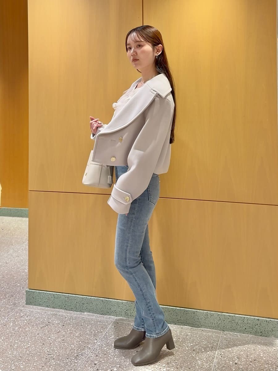 ブルー系のその他パンツ、ベージュ系のピーコート、ピンク系のニット/セーターを着用したレディースの冬コーディネートの2枚目の写真
