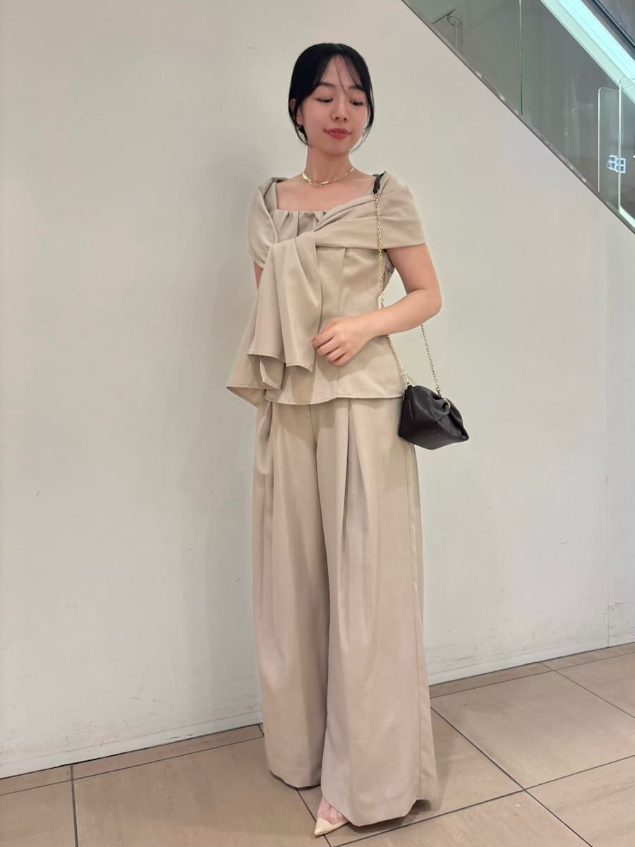 ベージュ系のその他パンツ、ベージュ系のシャツ/ブラウスを着用したレディースの夏コーディネートの2枚目の写真