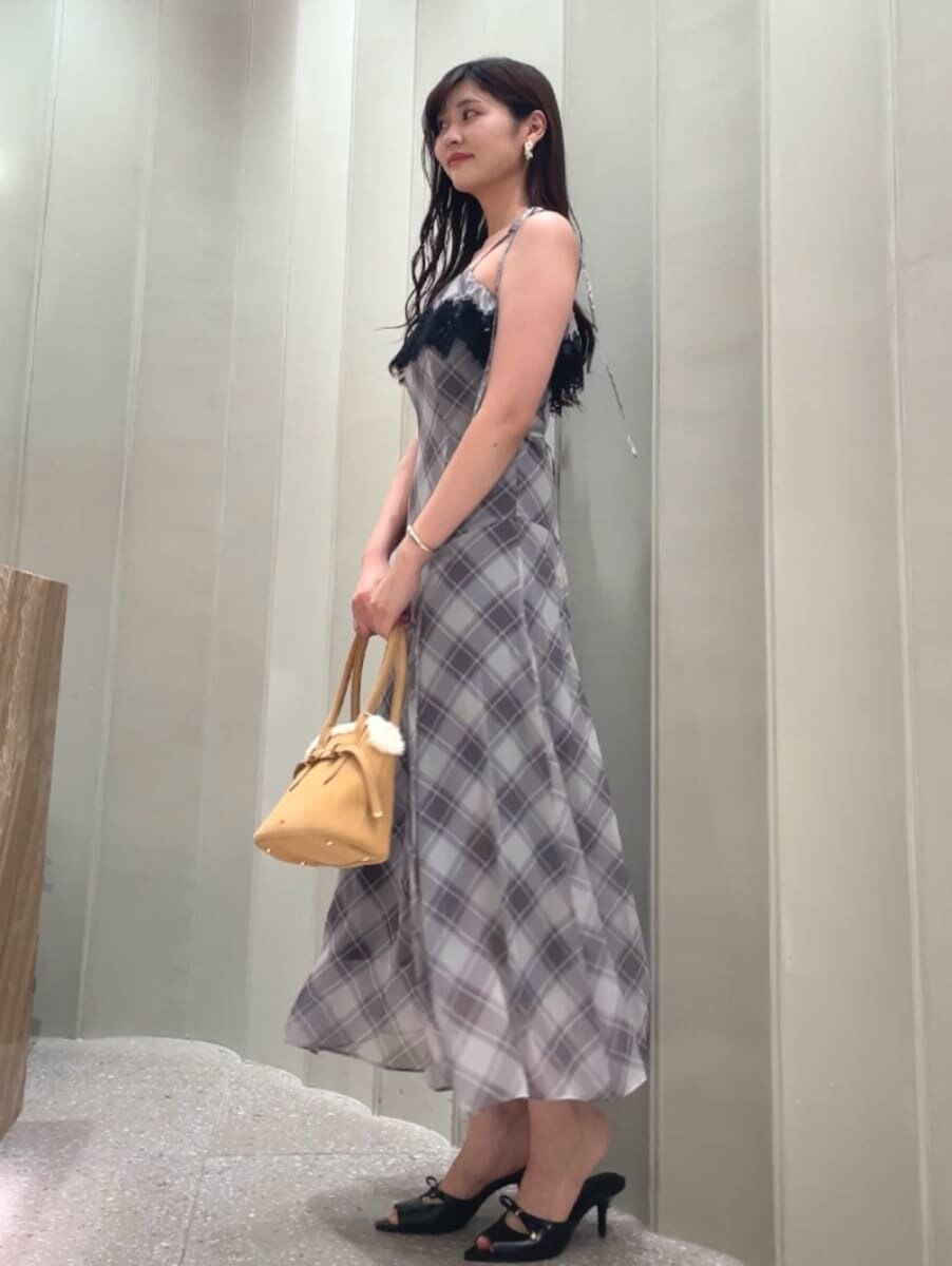 グレー系のワンピース、ブラウン系のカーディガン/ボレロ、ブラック系のサンダルを着用したレディースの夏コーディネートの5枚目の写真