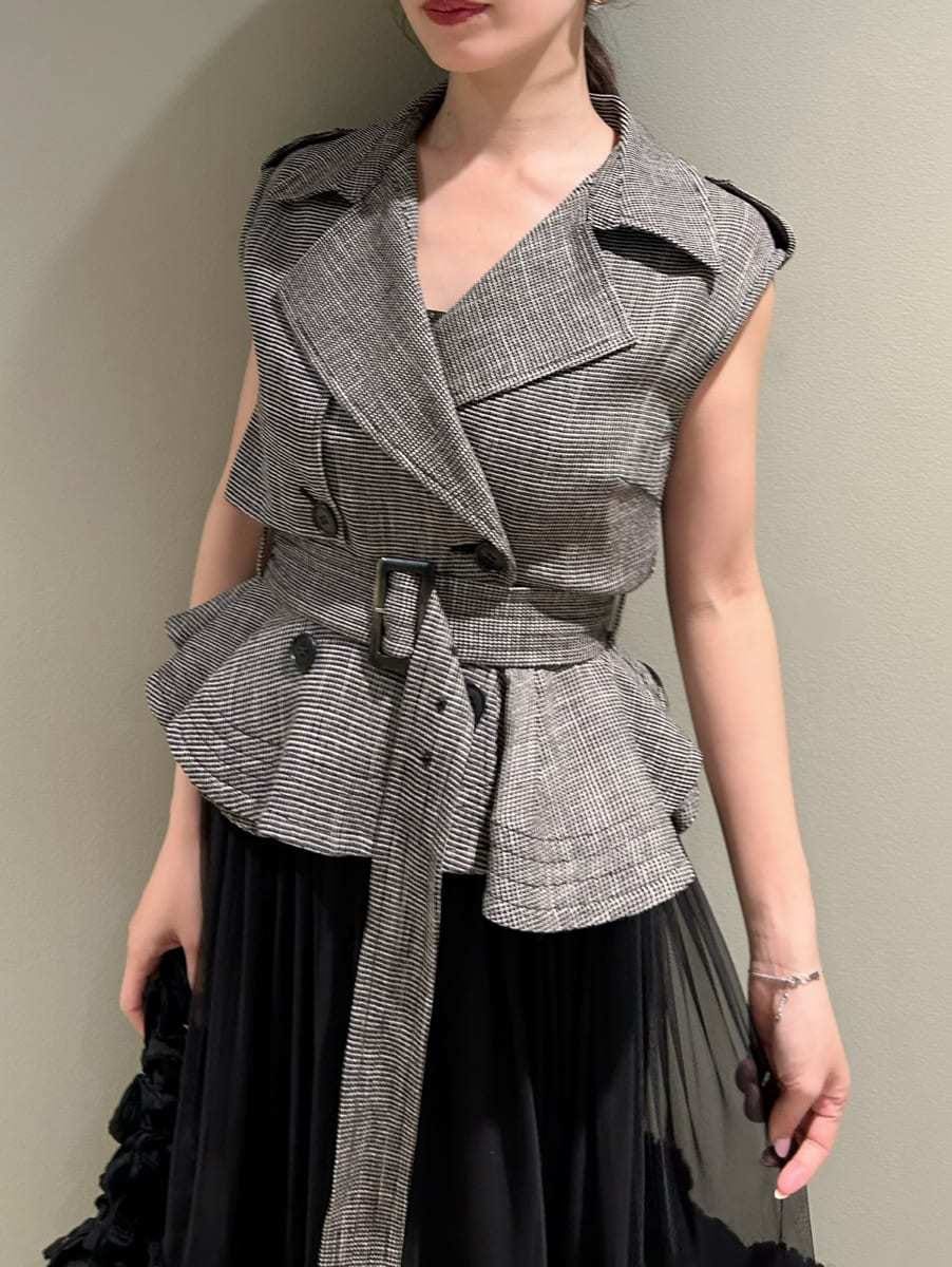 その他のワンピース、ゴールド系のピアス（両耳用）を着用したレディースの春コーディネートの6枚目の写真