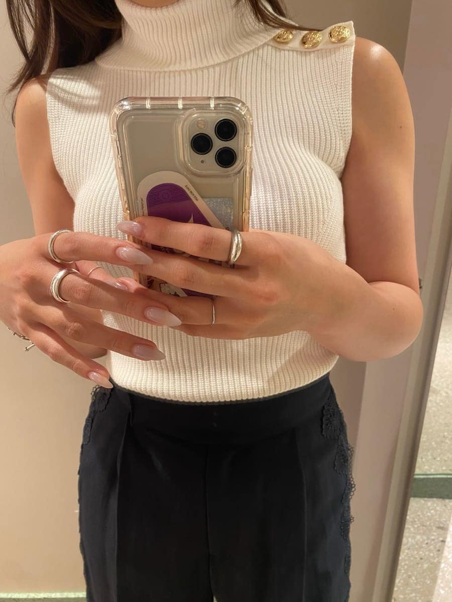 ブラック系のハンドバッグ、ブルー系のその他パンツ、ホワイト系のニット/セーターを着用したレディースの夏コーディネートの7枚目の写真