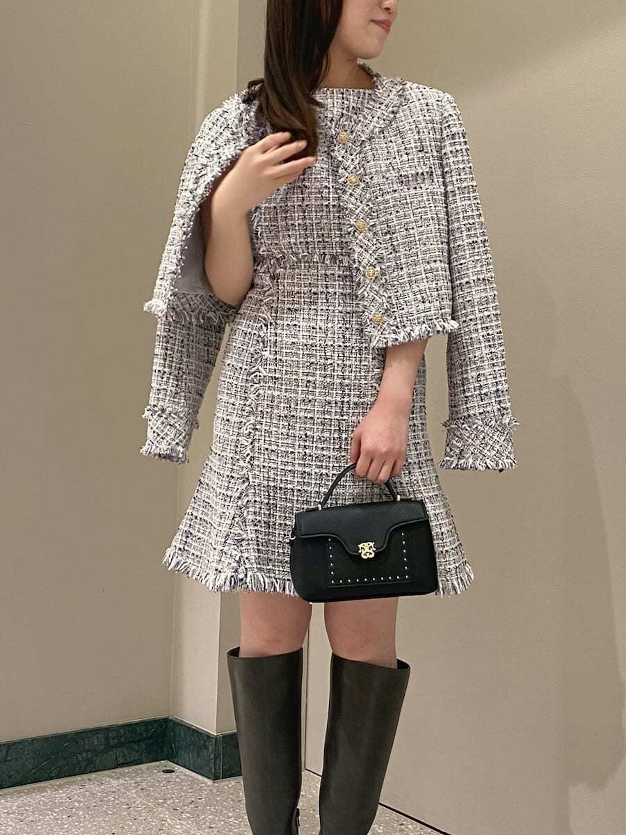 その他のノーカラージャケット、その他のワンピース、グレー系のブーツを着用したレディースの秋コーディネートの7枚目の写真