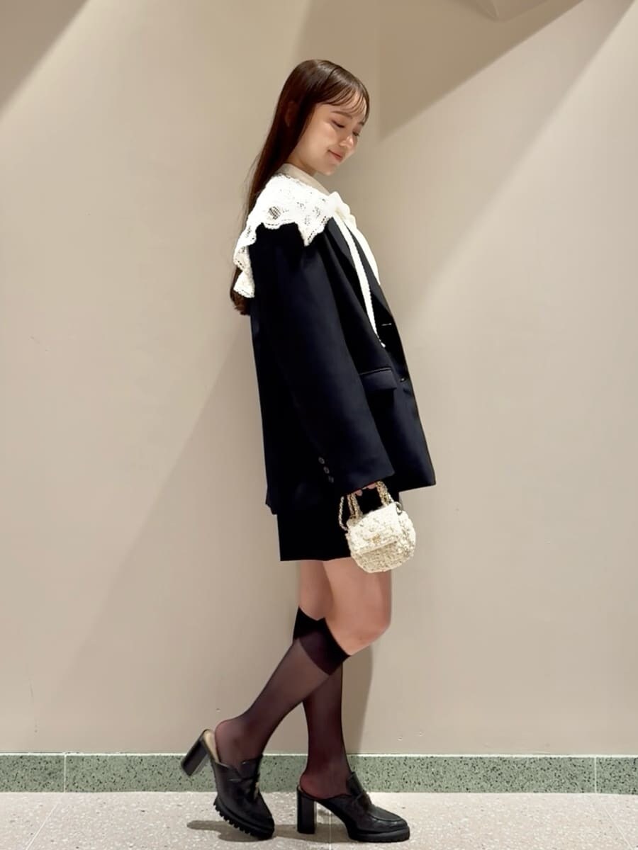 ブルー系のテーラードジャケット、ホワイト系のシャツ/ブラウス、ブルー系のその他パンツを着用したレディースの秋コーディネートの3枚目の写真