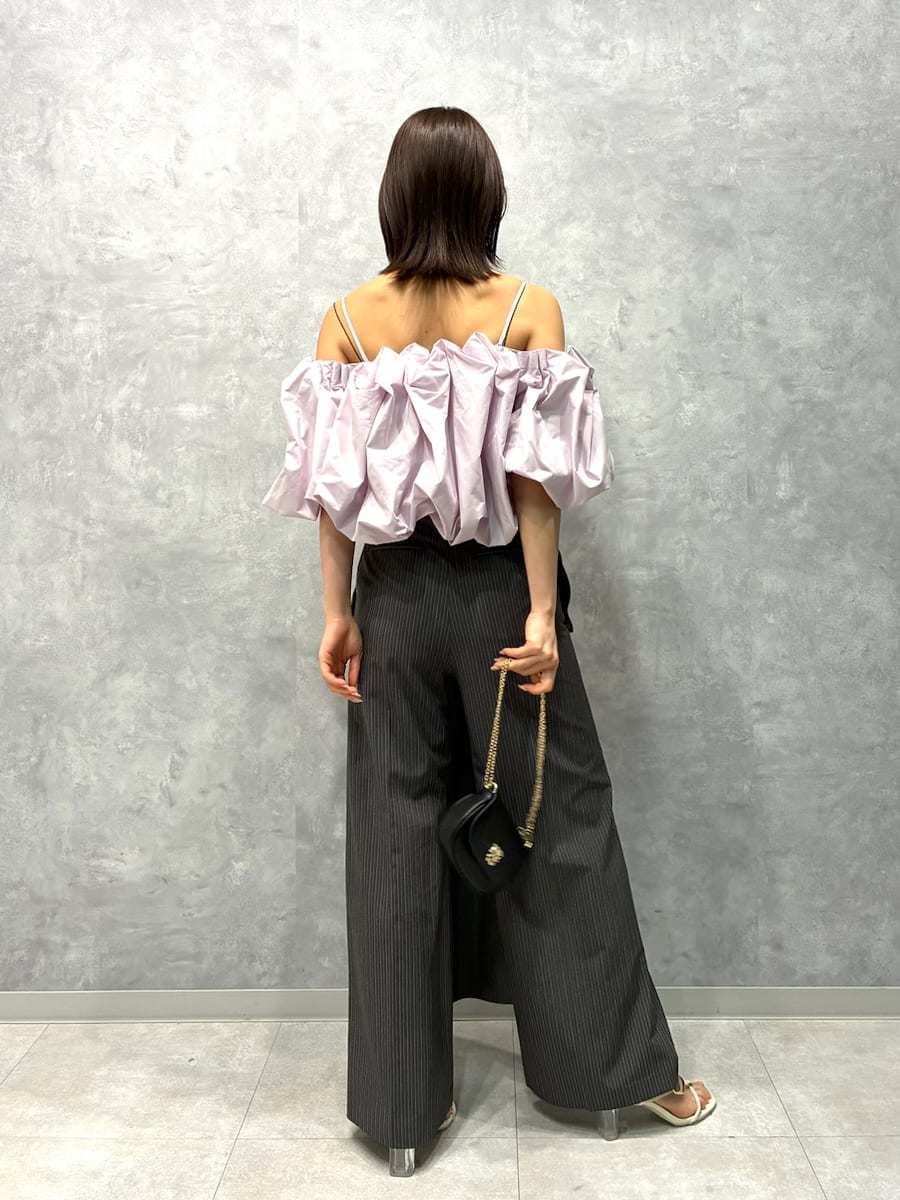 グレー系のその他パンツ、パープル系のシャツ/ブラウス、ブラック系のショルダーバッグを着用したレディースの春コーディネートの3枚目の写真