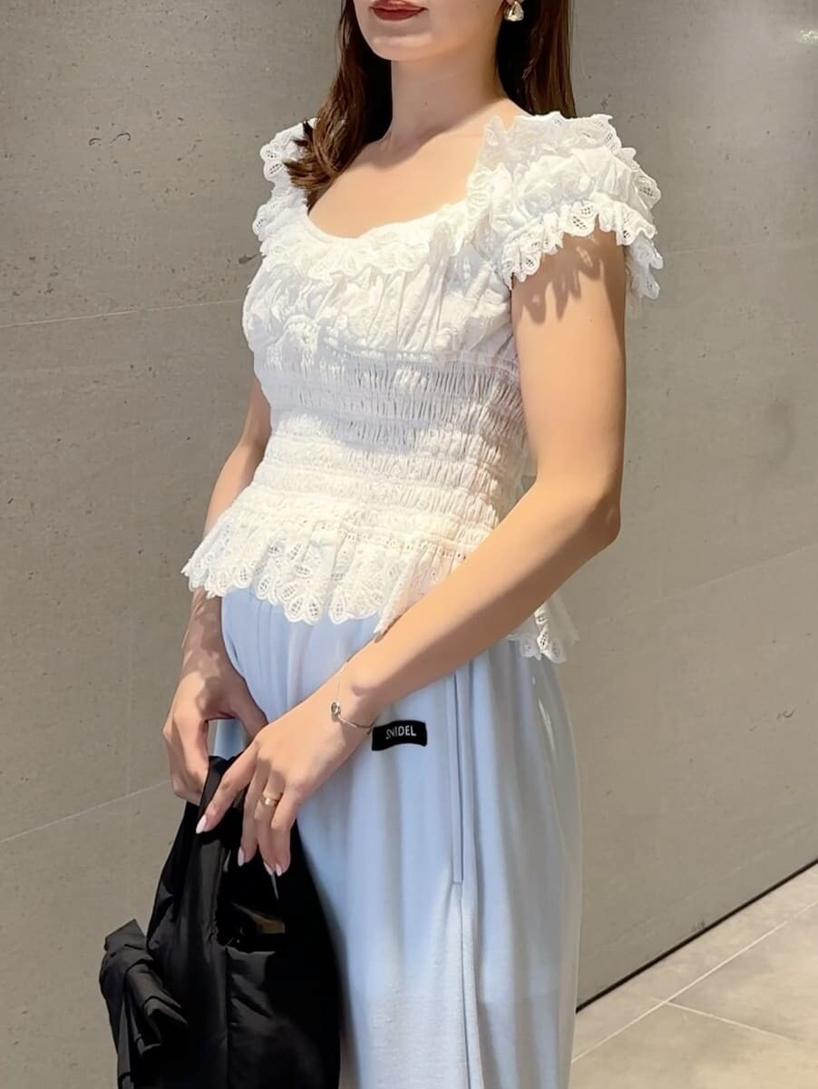 ブルー系のその他パンツ、ホワイト系のシャツ/ブラウスを着用したレディースの春コーディネートの4枚目の写真