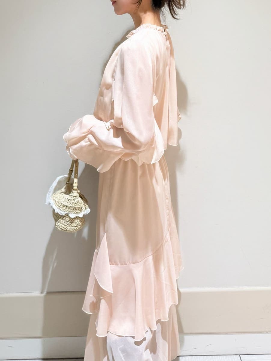 ブラウン系のブーツ、ピンク系のワンピース、ホワイト系のカーディガン/ボレロを着用したレディースの冬コーディネートの5枚目の写真