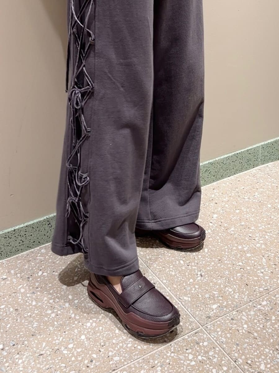 ベージュ系のカーディガン/ボレロ、ブラック系のその他パンツ、ホワイト系のショルダーバッグを着用したレディースの秋コーディネートの7枚目の写真