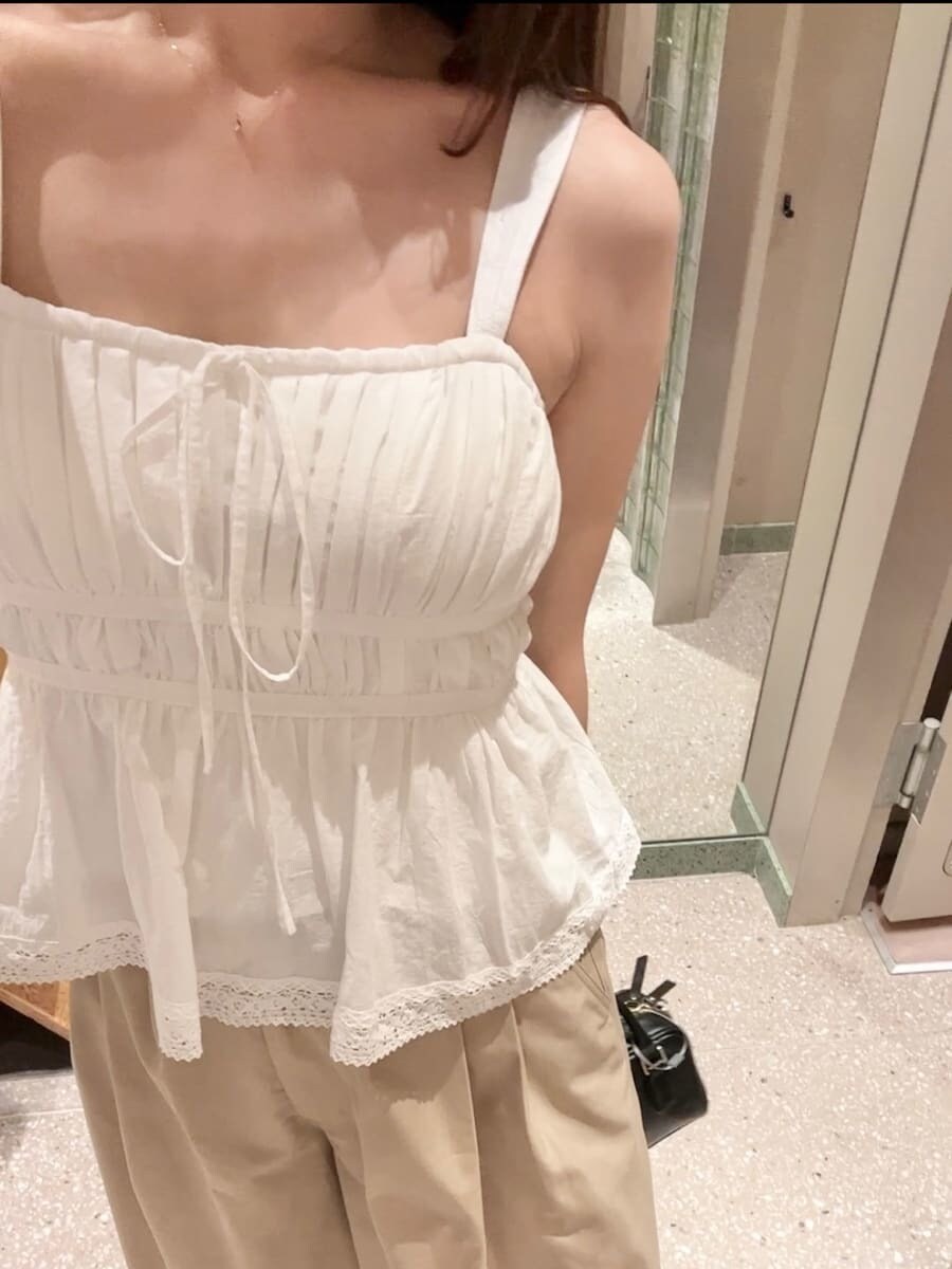 ホワイト系のシャツ/ブラウス、ベージュ系のその他パンツ、ブラック系のショルダーバッグを着用したレディースの夏コーディネートの7枚目の写真