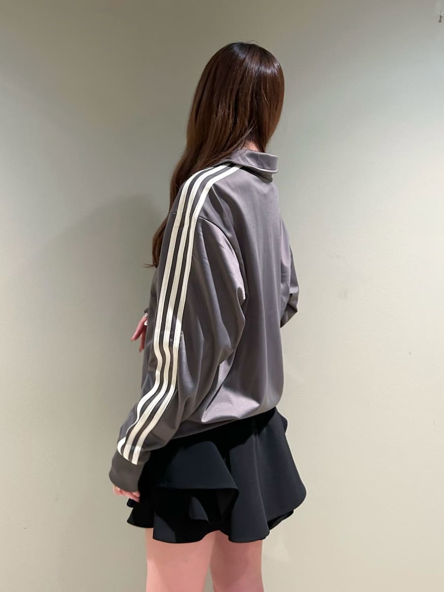 ブラック系のその他パンツを着用したレディースの冬コーディネートの4枚目の写真