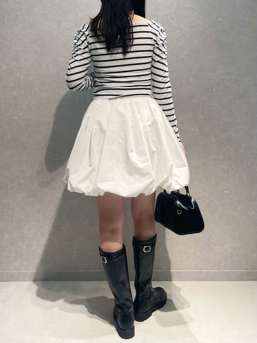 ベージュ系のブルゾン、ホワイト系のその他パンツ、その他のTシャツ/カットソーを着用したレディースの冬コーディネートの7枚目の写真