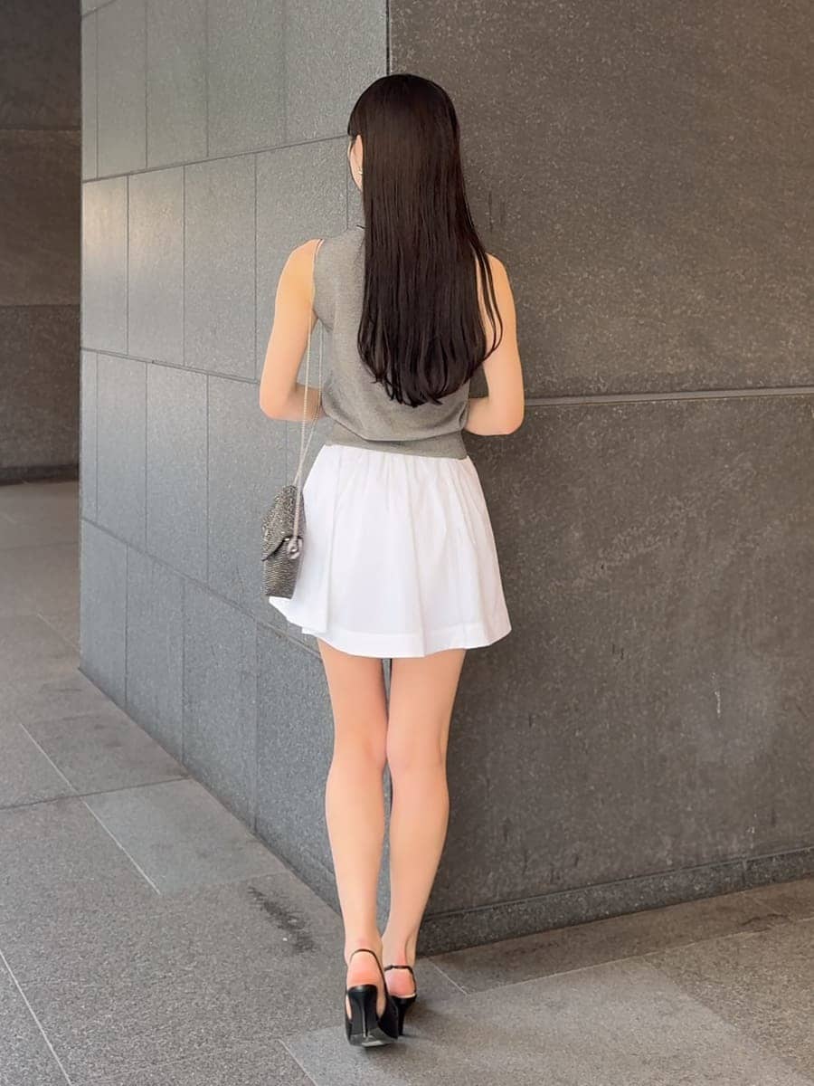 その他のニット/セーター、ホワイト系のその他パンツを着用したレディースの夏コーディネートの4枚目の写真
