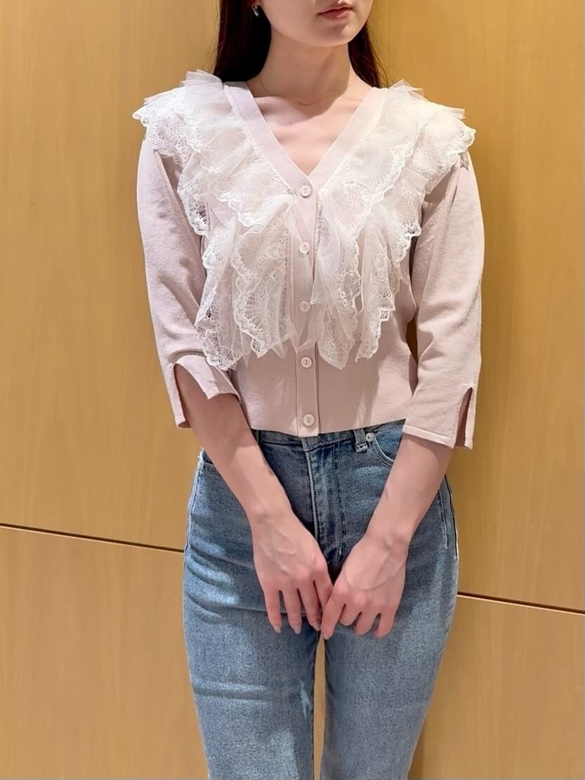 ブルー系のその他パンツ、ベージュ系のピーコート、ピンク系のニット/セーターを着用したレディースの冬コーディネートの5枚目の写真