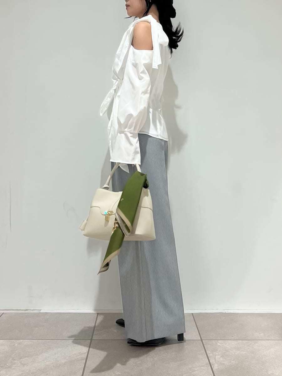 グレー系のブーツ、ホワイト系のハンドバッグ、グレー系のその他パンツを着用したレディースの冬コーディネートの2枚目の写真