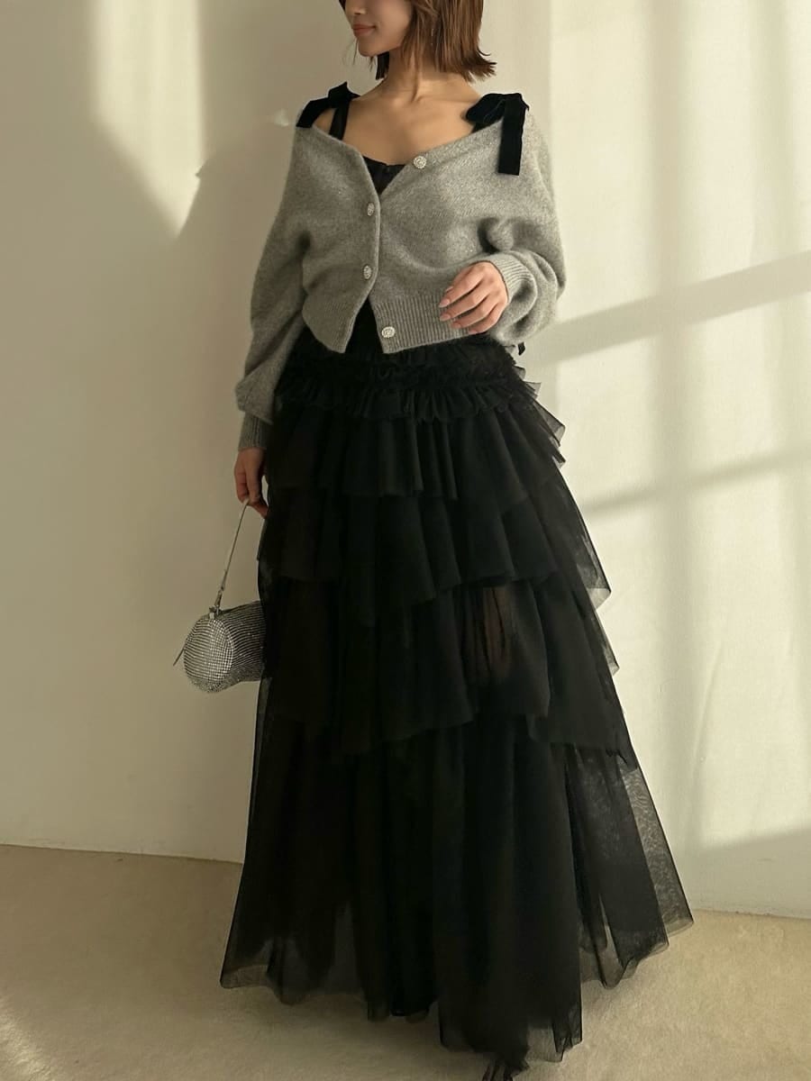 グレー系のブーツ、グレー系のカーディガン/ボレロを着用したレディースの秋コーディネートの3枚目の写真