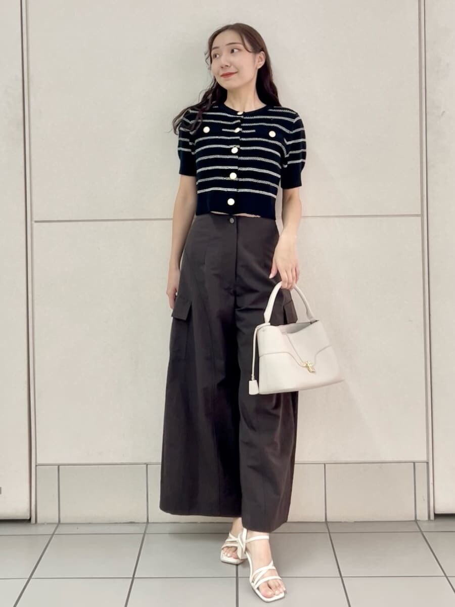 ベージュ系のハンドバッグ、ブラウン系のその他パンツ、その他のカーディガン/ボレロを着用したレディースの夏コーディネートの2枚目の写真
