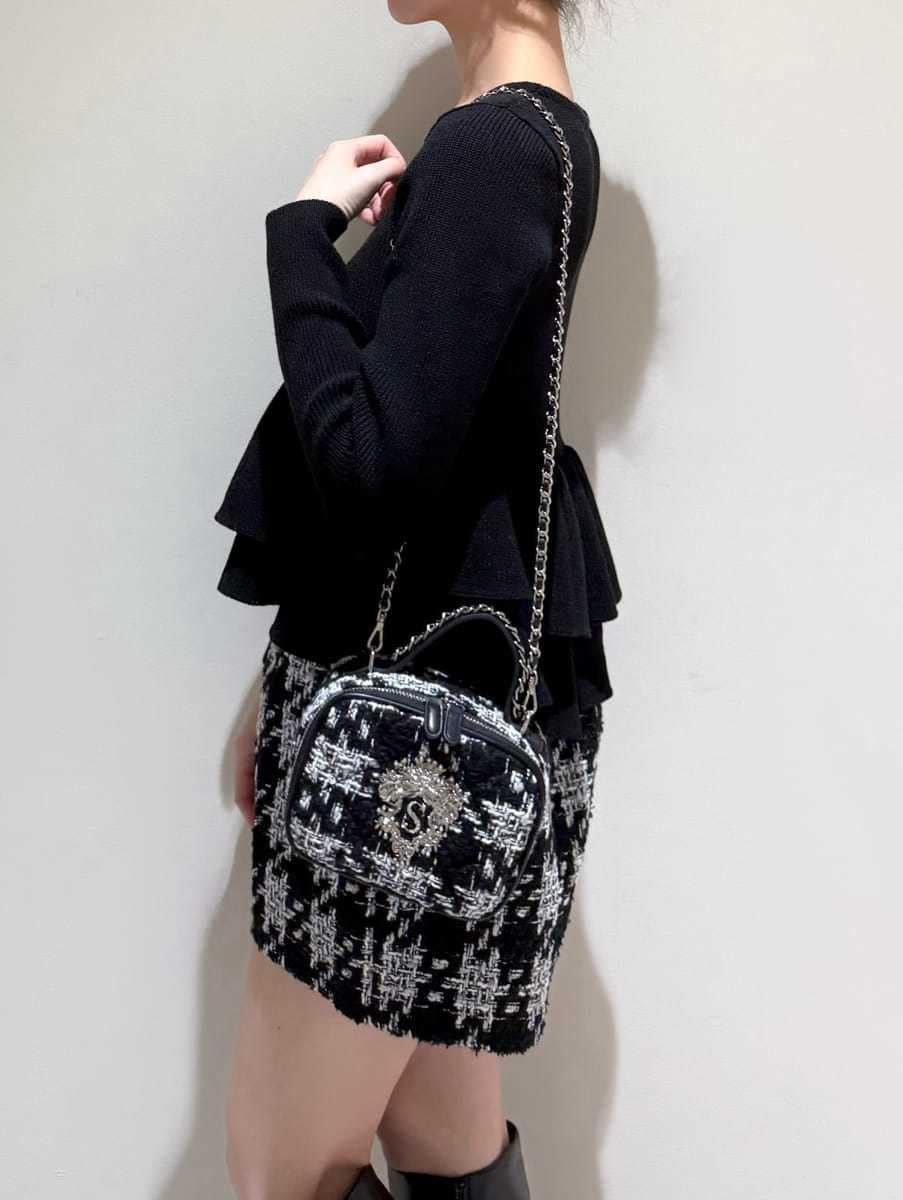 ブラック系のその他パンツ、ブラック系のニット/セーター、ブラック系のブーツを着用したレディースの秋コーディネートの4枚目の写真