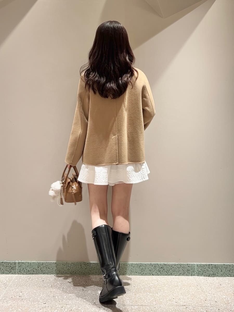 イエロー系のテーラードジャケット、ホワイト系のシャツ/ブラウス、ホワイト系のその他パンツを着用したレディースの秋コーディネートの3枚目の写真