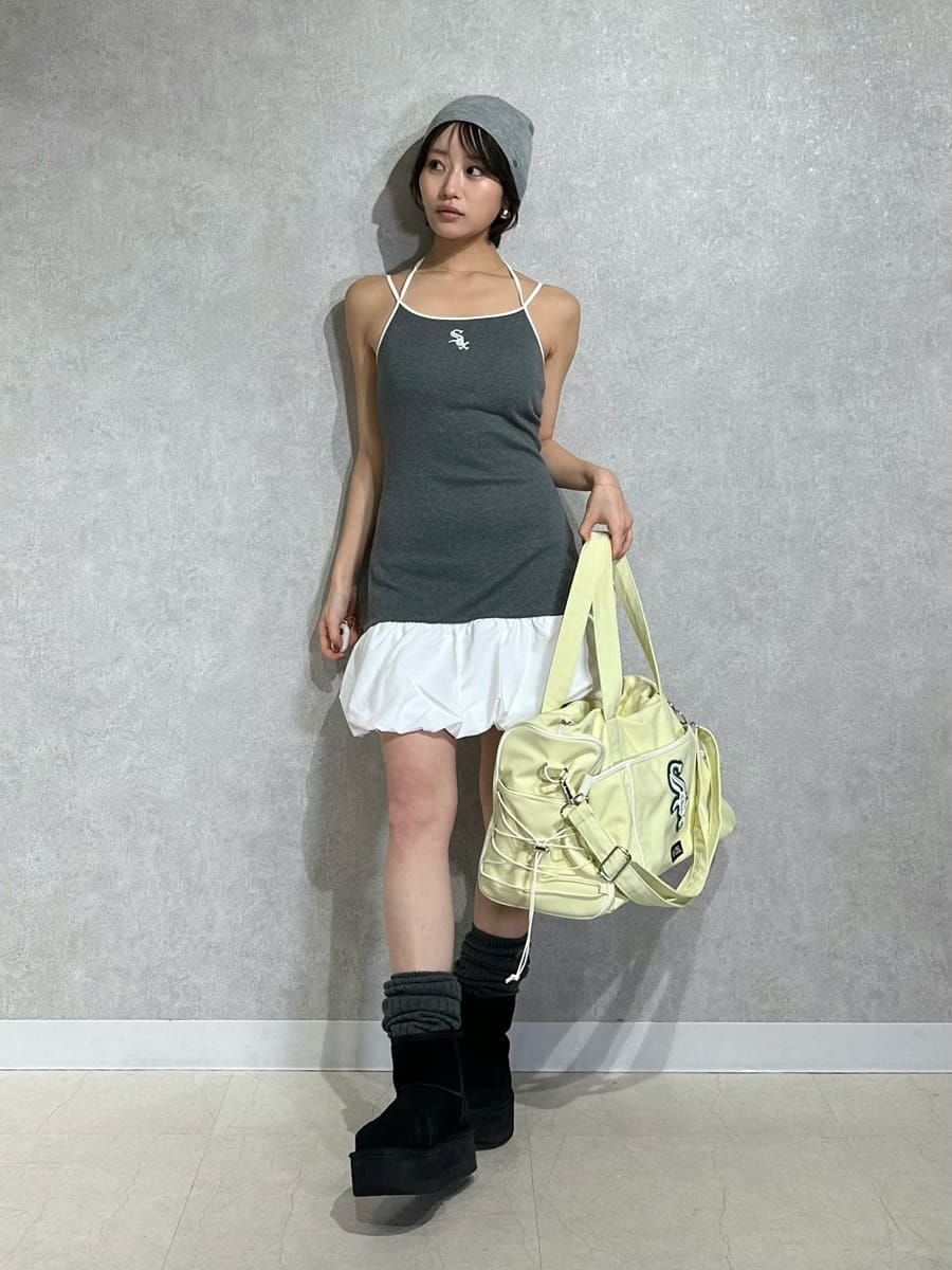 グレー系のワンピース、グリーン系のスウェットを着用したレディースの春コーディネートの8枚目の写真