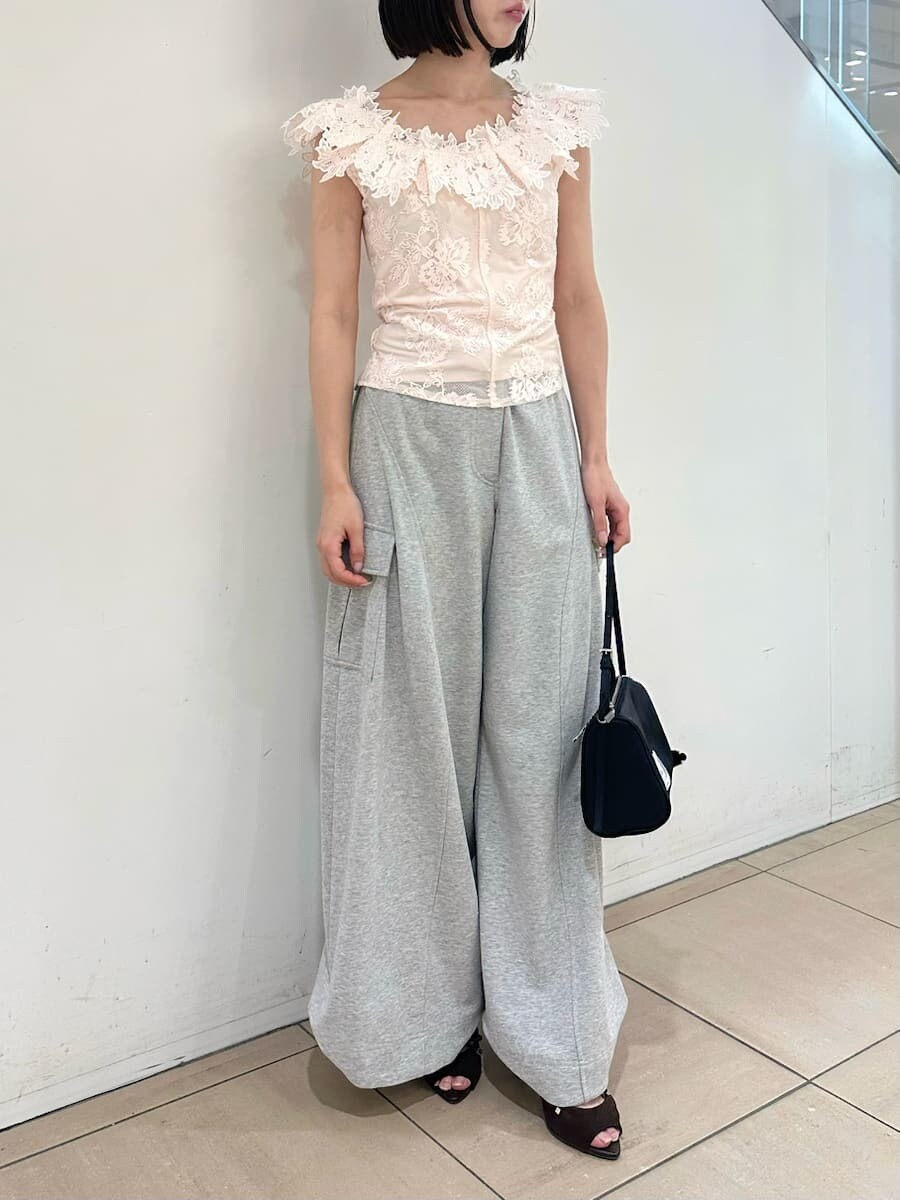 グレー系のその他パンツ、ピンク系のTシャツ/カットソー、ブラウン系のサンダルを着用したレディースの夏コーディネートの2枚目の写真