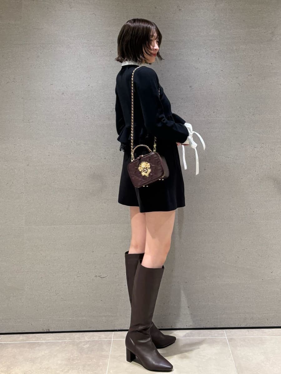 ブラック系のその他パンツ、ブラック系のカーディガン/ボレロ、レッド系のショルダーバッグを着用したレディースの夏コーディネートの4枚目の写真