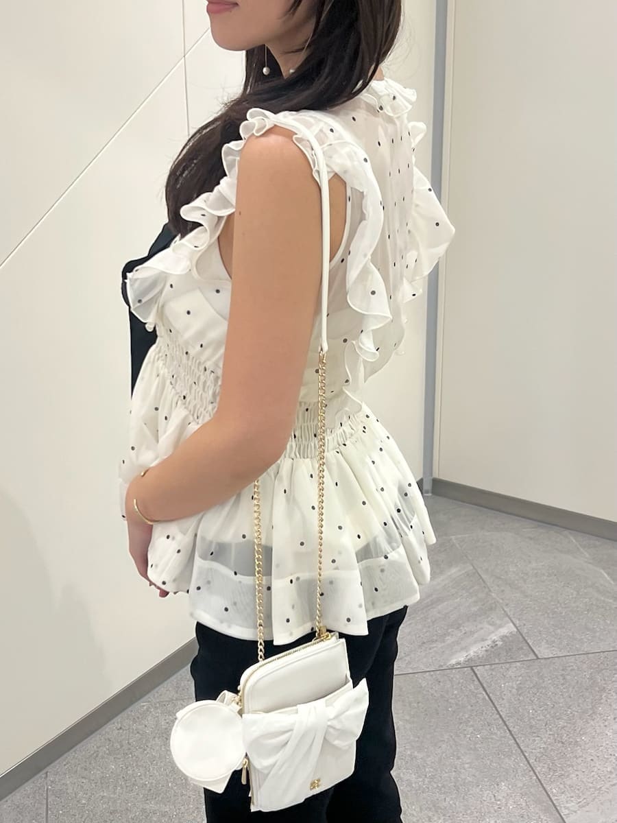 ホワイト系のショルダーバッグ、その他のシャツ/ブラウス、ブラック系のデニムパンツを着用したレディースの夏コーディネートの5枚目の写真