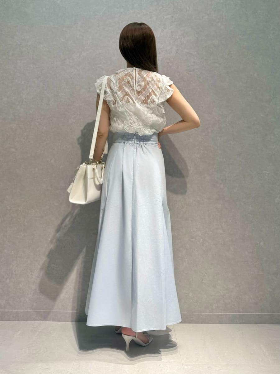 ホワイト系のTシャツ/カットソー、ブルー系のスカート、ホワイト系のサンダルを着用したレディースの夏コーディネートの2枚目の写真