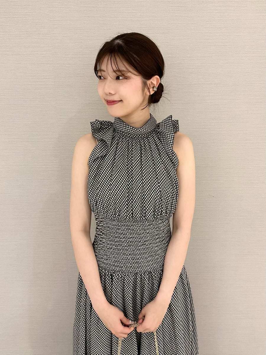 ホワイト系のショルダーバッグ、ホワイト系のワンピース、ホワイト系のサンダルを着用したレディースの夏コーディネートの6枚目の写真