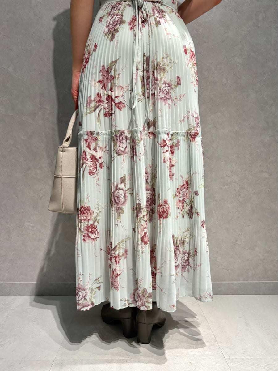 ホワイト系のテーラードジャケット、グリーン系のワンピース、ベージュ系のハンドバッグを着用したレディースの春コーディネートの9枚目の写真