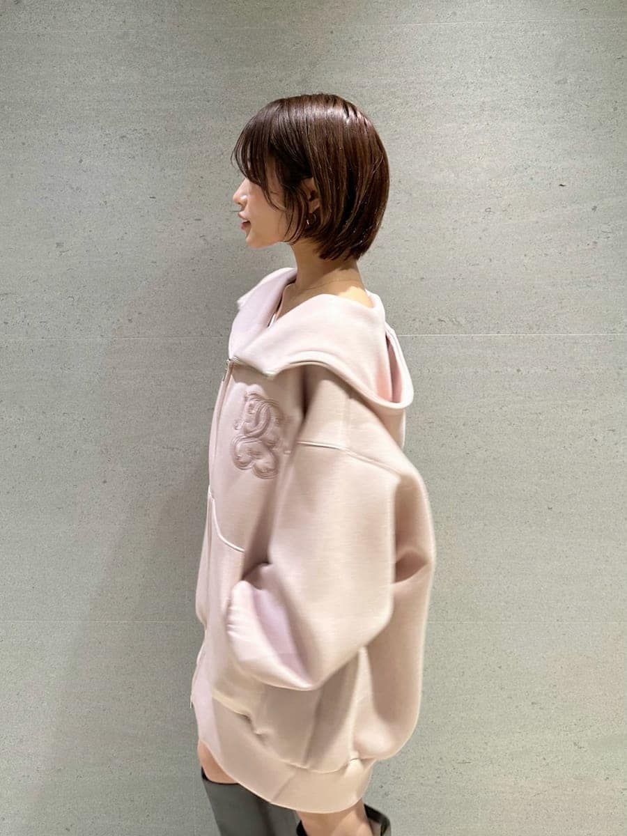 ホワイト系のTシャツ/カットソー、イエロー系のショルダーバッグ、ピンク系のワンピースを着用したレディースの春コーディネートの3枚目の写真