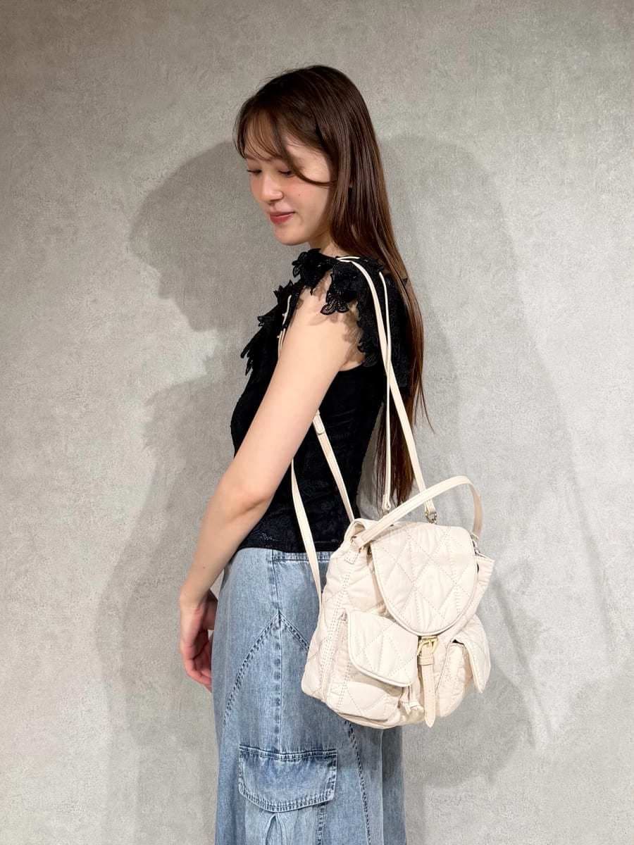 ブルー系のその他パンツ、ブラック系のTシャツ/カットソー、ホワイト系のバックパック/リュックを着用したレディースの夏コーディネートの5枚目の写真