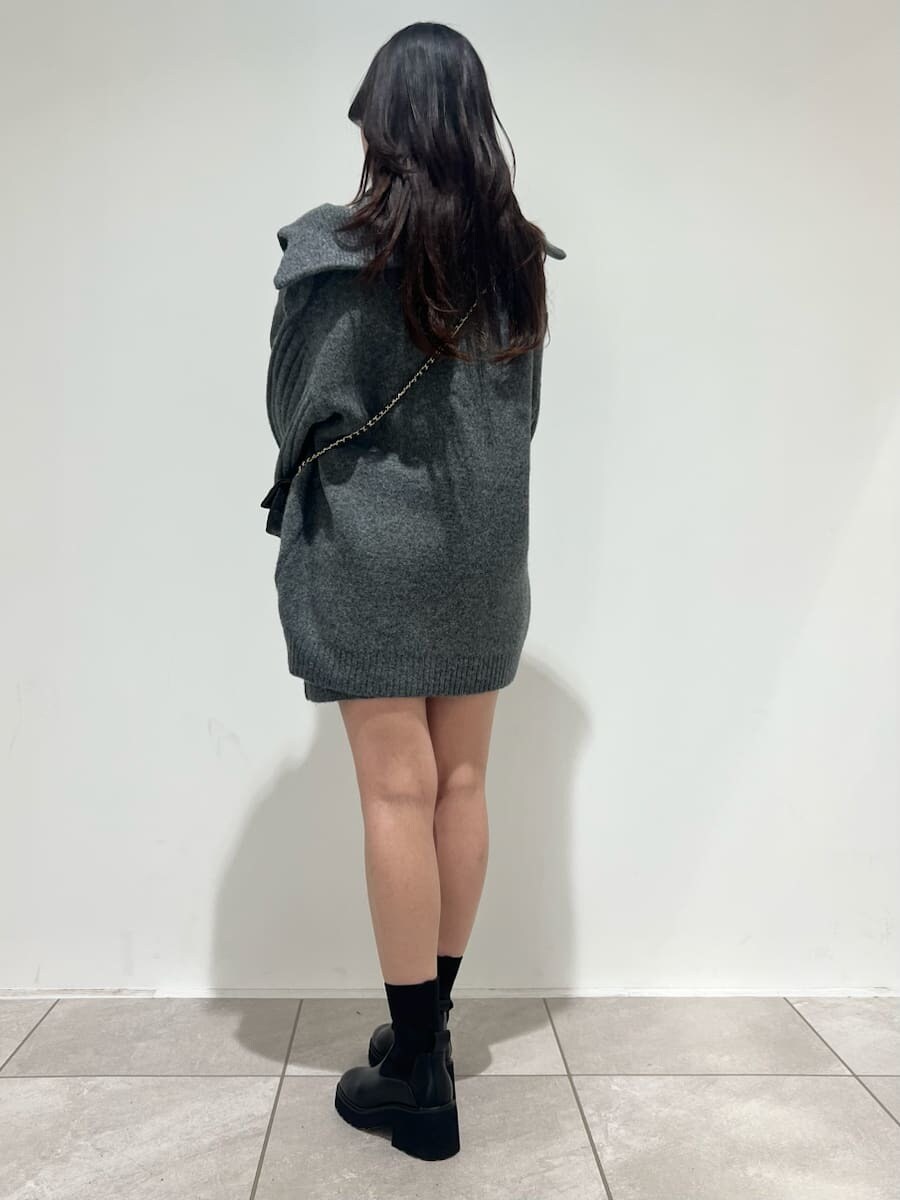 グレー系のワンピース、グレー系のカーディガン/ボレロ、ブラック系のショルダーバッグを着用したレディースの秋コーディネートの3枚目の写真