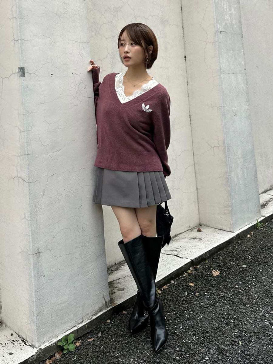 グレー系のその他パンツ、ホワイト系のTシャツ/カットソー、ブラック系のブーツを着用したレディースの秋コーディネートの5枚目の写真