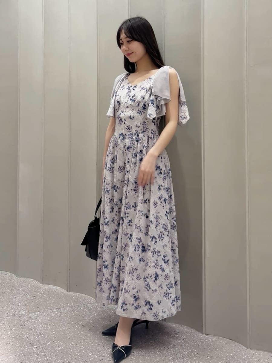 その他のワンピース、ブラック系のパンプス、ブラック系のハンドバッグを着用したレディースの春コーディネートの2枚目の写真