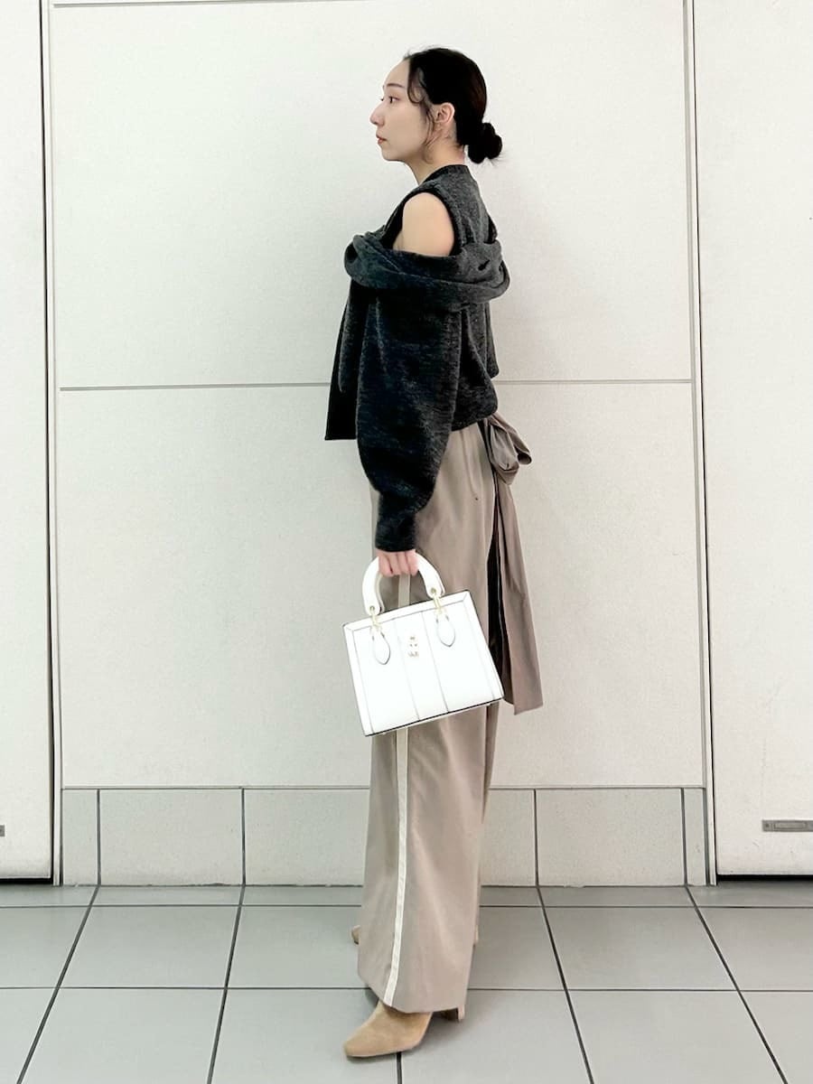 ベージュ系のブーツ、ブラウン系のその他パンツ、グレー系のニット/セーターを着用したレディースの冬コーディネートの3枚目の写真