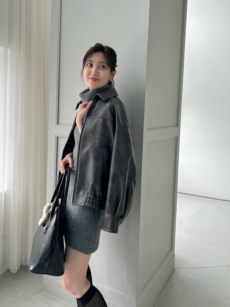 ブラウン系のブルゾン、グレー系のワンピース、ブラック系のハンドバッグを着用したレディースの夏コーディネートの6枚目の写真