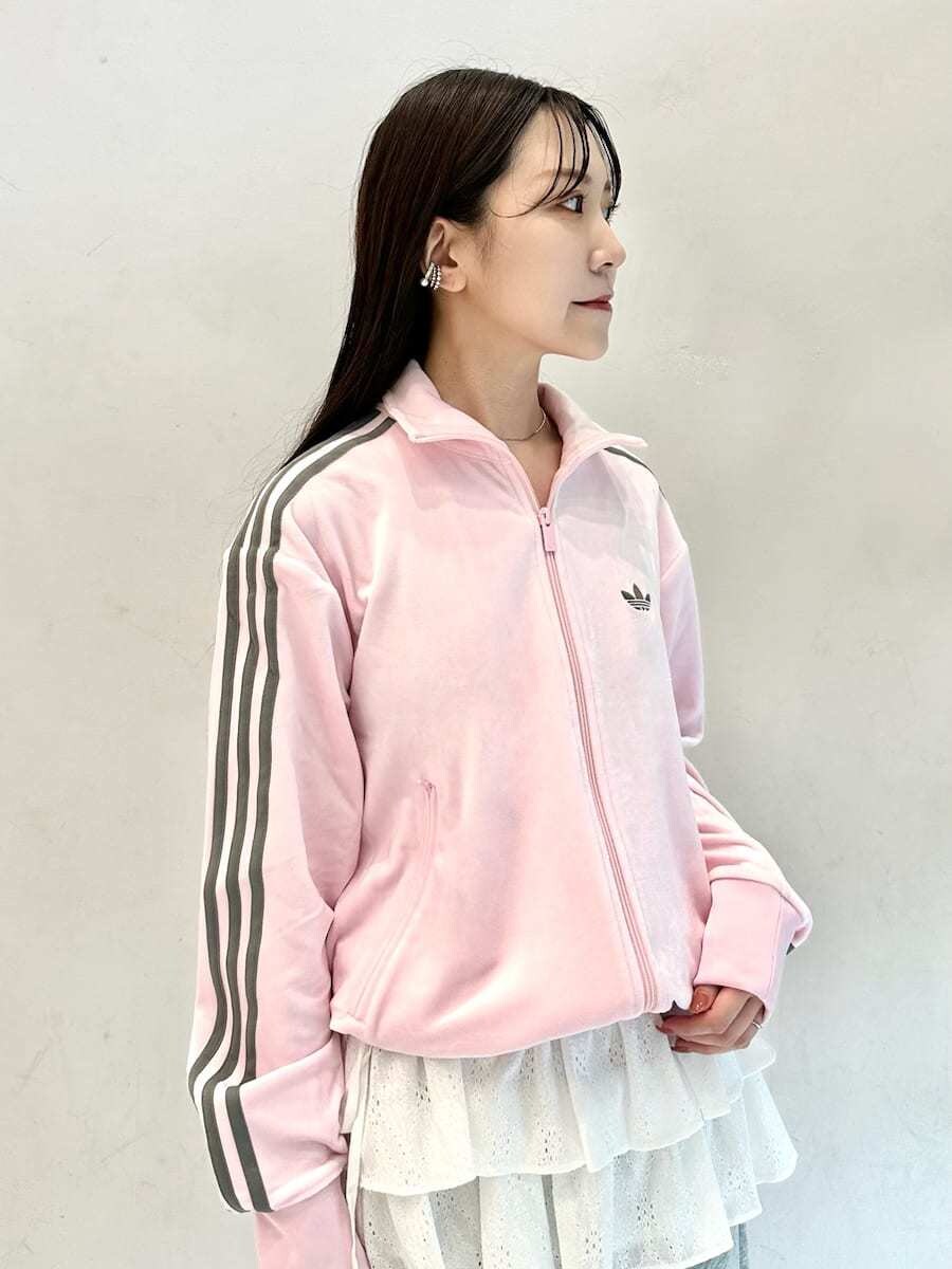 グレー系のその他パンツ、ブラック系のボストンバッグ、ホワイト系のチャームを着用したレディースの秋コーディネートの4枚目の写真