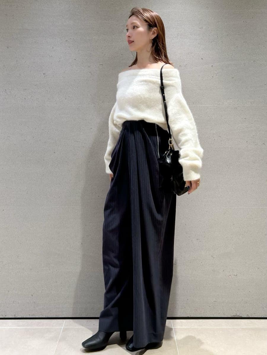 ホワイト系のニット/セーター、ブルー系のその他パンツ、ブラック系のショルダーバッグを着用したレディースの秋コーディネートの3枚目の写真