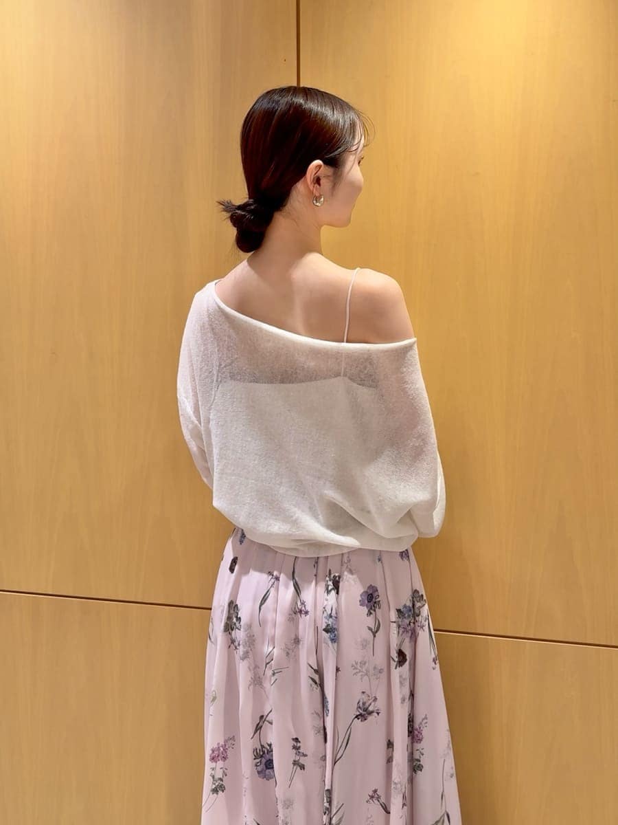 ピンク系のショルダーバッグ、ピンク系のスカート、ホワイト系のニット/セーターを着用したレディースの冬コーディネートの5枚目の写真