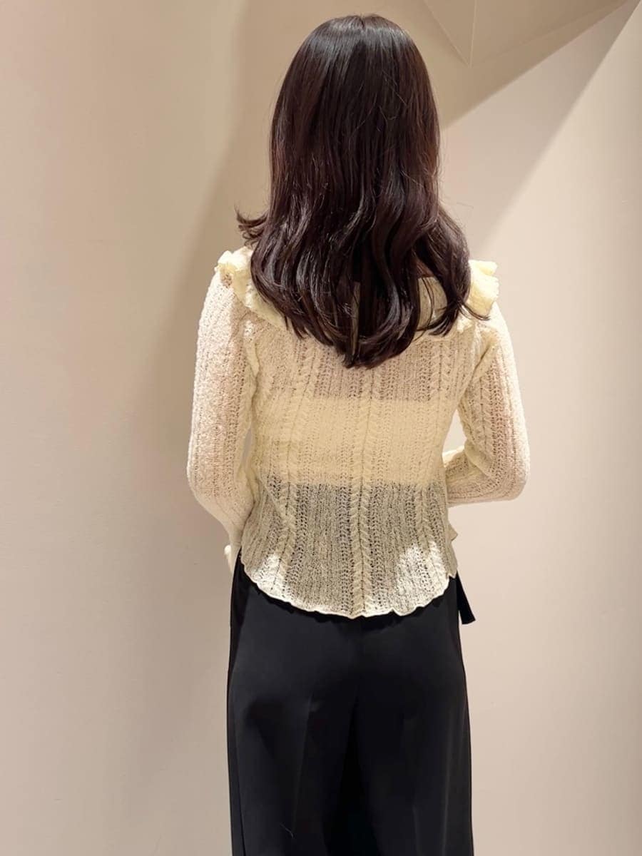 イエロー系のニット/セーター、ホワイト系のハンドバッグを着用したレディースの冬コーディネートの4枚目の写真