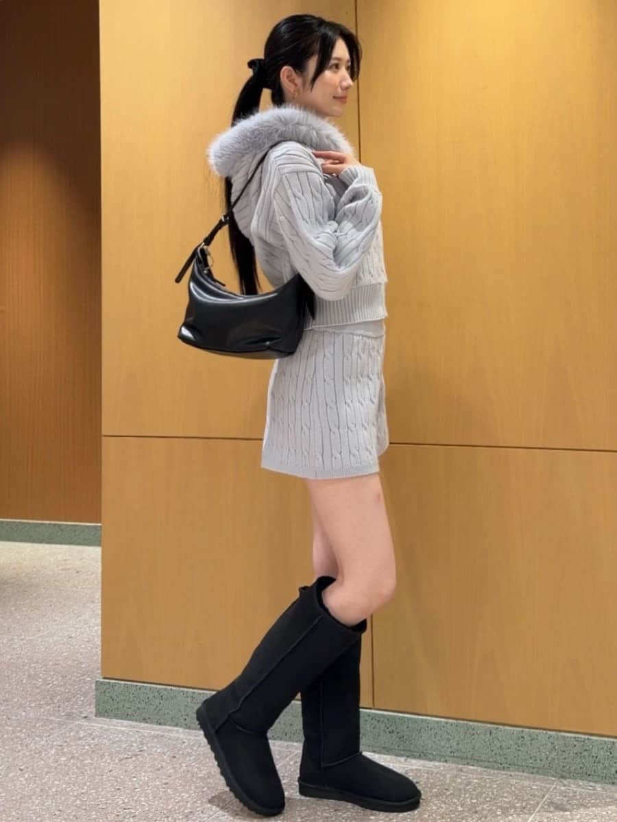 ブルー系のその他パンツ、ブルー系のパーカー、ブラック系のショルダーバッグを着用したレディースの秋コーディネートの3枚目の写真